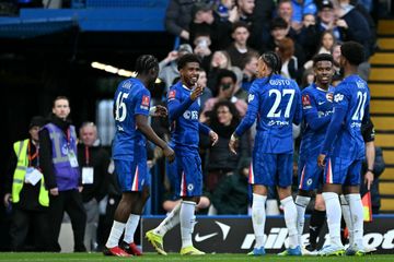 Para pemain Chelsea merayakan gol Andrey Santos ke gawang Port Vale pada duel Piala FA di Stamford Bridge, London (4/4/2026).
