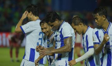 Pemain Persib Bandung saat melakukan selebrasi setelah mencetak gol ke gawang Semen Padang, Minggu (5/4/2026).