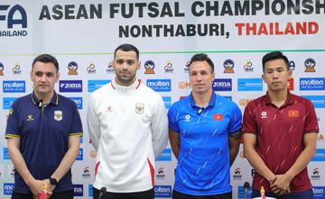 Pelatih Timnas Futsal Indonesia, Hector Souto (Kiri), dalam sesi jumpa pers jelang laga melawan Vietnam di semifinal ASEAN Futsal Championship 2026.