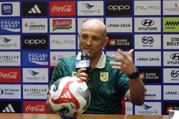 Pelatih Persebaya Surabaya, Bernardo Tavares, sedang memberikan keterangan kepada awak media di Media Center Stadion Utama Gelora Bung Karno, Senayan, Jakarta, Jumat (10/4/2026).
