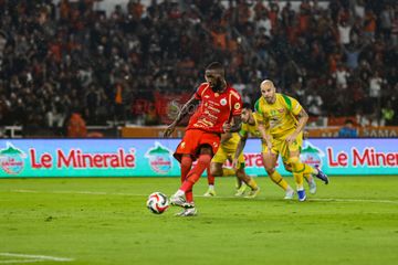 Allano Lima (kiri) sedang menendang penalti saat bertanding dalam laga pekan ke-27 Super League 2025/2026 antara Persija Jakarta versus Persebaya Surabaya di Stadion Utama Gelora Bung Karno, Senayan, Jakarta, Sabtu (11/4/2026) malam.