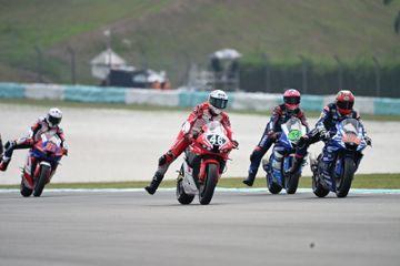 Pembalap Astra Honda Racing Team (AHRT), Herjun Atna Firdaus (46), meraih podium ketiga di kelas SS600 pada Race 1 Asia Road Racing Championship 2026 di Sepang, Malaysia (11/4/2026).