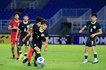 Suasana pertandingan antara Singapura U-17 vs Australia U-17 dalam laga kedua Grup C ASEAN Championship U-17 2026, di Stadion Gelora Delta Sidoardjo, Selasa (14/4/2026).