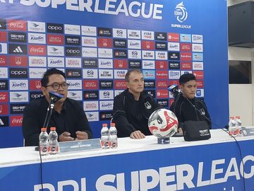 Pelatih Persis Solo, Milomir Seslija (tengah) dalam konferensi pers usai laga pekan ke-29 Super League 2025/2026 kontra Bhayangkara FC di Stadion Manahan, Solo, Rabu (22/4/2026) malam WIB