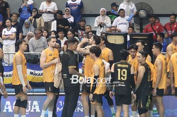 Pelatih Jakarta Bhayangkara Presisi, Reidel Toiran (ketiga dari kiri), memberi instruksi ketika time out pertandingan dengan Jakarta LavAni Livin Transmedia pada leg kedua grand final Proliga 2026 di Yogyakarta, 25 April 2026.