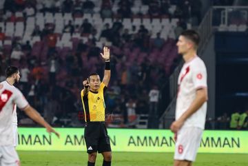 Wasit bernama Candra sedang bertugas memimpin laga pekan ke-30 Super League 2025/2026 antara Persija Jakarta versus Persis Solo di Stadion Utama Gelora Bung Karno, Senayan, Jakarta, Senin (27/4/2026).
