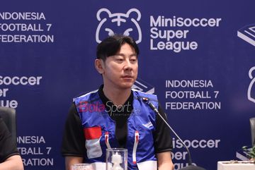 Mantan Pelatih Timnas Indonesia, Shin Tae-yong, saat sesi jumpa pers perkenalan dirinya sebagai Technical Advisor Coach Football 7 Indonesia di Menara Imperium, Kuningan, Jakarta, Kamis (30/4/2026).