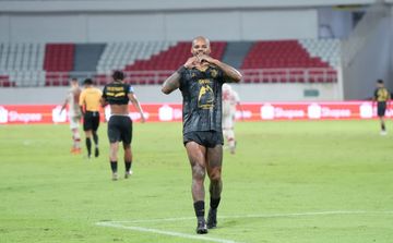 Striker Malut United FC, David da Silva, merayakan gol yang dicetaknya ke gawang Persis Solo dalam lanjutan Super League, Sabtu (2/5/2026) di Semarang.