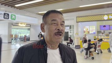 Manajer Persib Bandung, Umuh Muchtar, sedang memberikan keterangan kepada awak media di Stasiun Whoosh, Halim, Jakarta, Senin (18/5/2026).