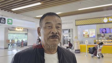 Manajer Persib Bandung, Umuh Muchtar, sedang memberikan keterangan kepada awak media di Stasiun Whoosh, Halim, Jakarta, Senin (18/5/2026).