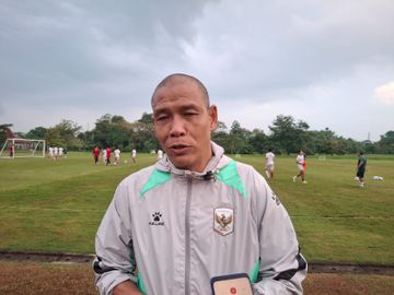 Pelatih Timnas U-19 Indonesia, Nova Arianto dalam sesi latihan di Yogyakarta Independent School, Sleman, Yogyakarta, Selasa (19/5/2026)