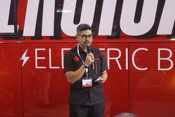 Direktur Olahraga Persija Jakarta, Bambang Pamungkas,   sedang memberikan keterangan kepada awak media di JIExpo Kemayoran, Jakarta, 20 Mei 2026.