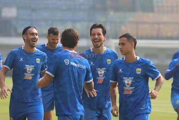 Andrew Junk (kiri), Thom Haye (tengah), dan Eliano Reijnders (kanan) sedang berlatih bersama Persib Bandung di Stadion Gelora Bandung Lautan Api, Bandung, Jawa Barat, Jumat (22/5/2026).