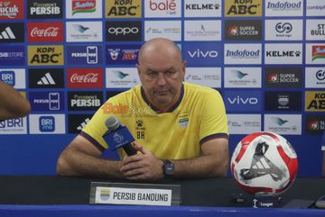 Mantan Pelatih Persib Bandung, Bojan Hodak, sedang memberikan keterangan kepada awak media di Media Center Stadion Gelora Bandung Lautan Api, Bandung, Jawa Barat, Jumat (22/5/2026).