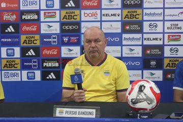 Pelatih Persib Bandung, Bojan Hodak, sedang memberikan keterangan kepada awak media di Media Center Stadion Gelora Bandung Lautan Api, Bandung, Jawa Barat, Jumat (22/5/2026).