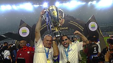 Pelatih Persib Bandung, Bojan Hodak (kiri) dan pemainnya bernama Marc Klok (kanan), sedang selebrasi piala Super League 2025/2026  di Stadion Gelora Bandung Lautan Api, Bandung, Jawa Barat, Sabtu (23/5/2026).