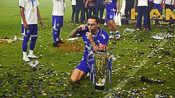 Pemain Persib Bandung, Marc Klok, sedang melakukan selebrasi dengan trofi Super League 2025/2026 di Stadion Gelora Bandung Lautan Api, Bandung, Jawa Barat, Sabtu (23/5/2026).