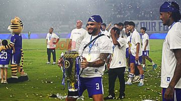 Pemain asing Persib Bandung. Layvin Kurzawa sedang memegang trofi Super League 2025/2026 di Stadion Gelora Bandung Lautan Api, Bandung, Jawa Barat, Sabtu (23/5/2026).