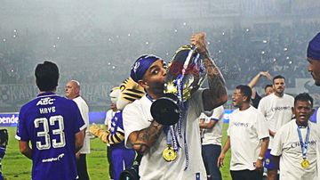 Pemain asing Persib Bandung, Layvin Kurzawa sedang mencium trofi Super League 2025/2026 di Stadion Gelora Bandung Lautan Api, Bandung, Jawa Barat, Sabtu (23/5/2026).