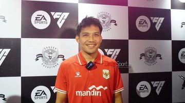 Pemain Timnas Indonesia, Witan Sulaeman, sedang memberikan keterangan kepada awak media di Bengkel Space, Sudirman, Jakarta, Kamis (28/5/2026).