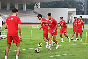 Mees Hilgers sedang menjalani sesi latihan bersama Timnas Indonesia di Stadion Madya, Senayan, Jakarta, Senin (1/6/2026).