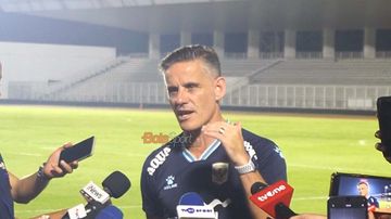 Pelatih Timnas Indonesia, John Herdman, sedang memberikan keterangan kepada awak media  di Stadion Madya, Senayan, Jakarta, Senin (1/6/2026).