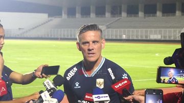 Pelatih Timnas Indonesia, John Herdman, sedang memberikan keterangan kepada awak media  di Stadion Madya, Senayan, Jakarta, Senin (1/6/2026).