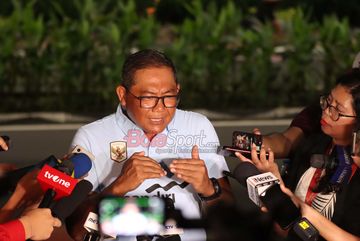 Kepala Badan Tim Nasional, Sumardji, sedang memberikan keterangan kepada awak media  di Stadion Madya, Senayan, Jakarta, Senin (1/6/2026).