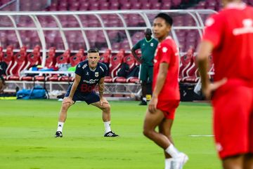 Pelatih Timnas Indonesia, John Herdman, sedang memantau para pemainnya berlatih di Stadion Utama Gelora Bung Karno, Senayan, Jakarta, Kamis (4/6/2026).