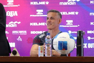 Pelatih Timnas Indonesia, John Herdman, sedang memberikan keterangan kepada awak media di Media Center Stadion Utama Gelora Bung Karno, Senayan, Jakarta, Kamis (4/6/2026).