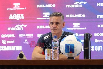 Pelatih Timnas Indonesia, John Herdman, sedang memberikan keterangan kepada awak media di Media Center Stadion Utama Gelora Bung Karno, Senayan, Jakarta, Kamis (4/6/2026).