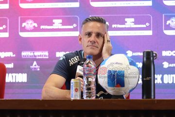 Pelatih Timnas Indonesia, John Herdman, sedang memberikan keterangan kepada awak media di Media Center Stadion Utama Gelora Bung Karno, Senayan, Jakarta, Kamis (4/6/2026).