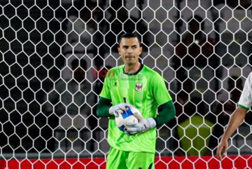 Kiper Timnas Indonesia, Emil Audero, sedang menguasai bola dalam laga FIFA Matchday melawan Timnas Oman di Stadio Utama Gelora Bung Karno, Senayan, Jakarta, Jumat (5/6/2026).