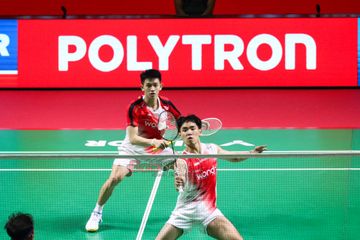 Aksi ganda putra Indonesia, Raymond Indra/Nikolaus Joaquin, pada semifinal Indonesia Ope 2026 di Istora Senayan, Jakarta, Sabtu (6/6/2026).
