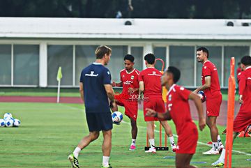 Marselino Ferdinan (kiri) sedang menjalani sesi latihan bersama Timnas Indonesia di Stadion Madya, Senayan, Jakarta, Minggu (7/6/2026).