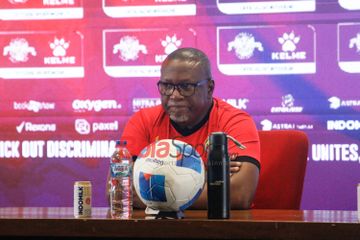Pelatih Timnas Mozambik, Chiquinho Conde, sedang memberikan keterangan kepada awak media di Media Center Stadion Utama Gelora Bung Karno, Senayan, Jakarta, Senin (8/6/2026).