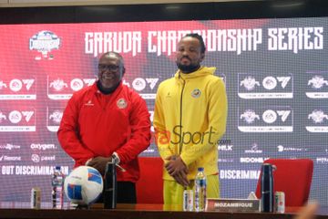 Pelatih dan Kapten Timnas Mozambik, Chiquinho Conde (Kiri) dan Edmilson Dove (Kanan).