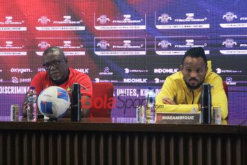 Pelatih dan Kapten Timnas Mozambik, Chiquinho Conde (Kiri) dan Edmilson Dove (Kanan).