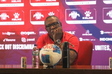 Pelatih Timnas Mozambik, Chiquinho Conde, sedang memberikan keterangan kepada awak media di Media Center Stadion Utama Gelora Bung Karno, Senayan, Jakarta, Senin (8/6/2026).