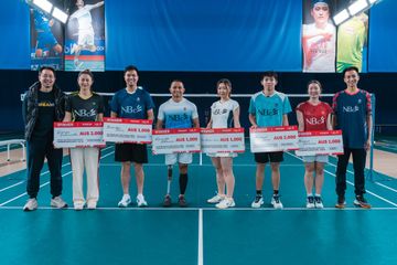 Pebulu tangkis Indonesia yang kini berkarier di Australia, Michael Owen (ke-3 dari kanan), menerima hadiah dari klubnya NBC Badminton setelah menjadi juara Australian National Championships 2026.