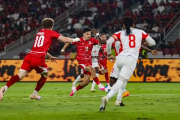Ragnar Oratmangoen sedang menguasai bola saat bertanding dalam laga FIFA Matchday antara Timnas Indonesia versus Timnas Mozambik di Stadion Utama Gelora Bung Karno (SUGBK), Jakarta, Selasa (9/6/2026).