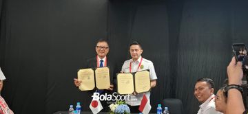 Presiden Asosiasi Bulu Tangkis Jepang ( BAJ) Mitsuru Murai (kiri) dan Sekretaris Jenderal PP PBSI Ricky Soebagdja  dalam penandatanganan Memorandum of Understanding (MoU) di Istora Senayan, Jakarta, Sabtu (6/6/2026).