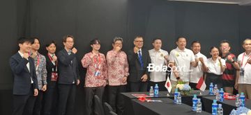 Perwakilan Asosiasi Bulu Tangkis Jepang ( BAJ) dan PP PBSI berpose dalam penandatanganan Memorandum of Understanding (MoU) di Istora Senayan, Jakarta, Sabtu (6/6/2026).