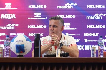 Pelatih Timnas Indonesia, John Herdman,  sedang memberikan keterangan kepada awak media di Media Center Stadion Utama Gelora Bung Karno (SUGBK), Jakarta, Selasa (9/6/2026).