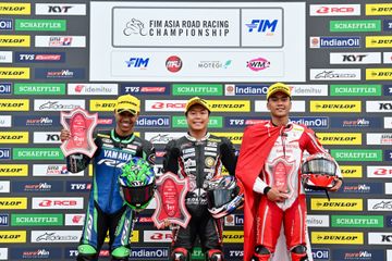 Herjun Atna Firdaus (kanan), menyelesaikan balapan pertama kelas SS 600 di seri ketiga Asia Road Racing Championship, Sabtu (13/6/2026), di posisi ketiga.