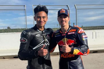 Mario Suryo Aji berpose dengan Maverick Vinales di sela-sela sesi latihan pada masa tes pramusim jelang MotoGP musim 2026.