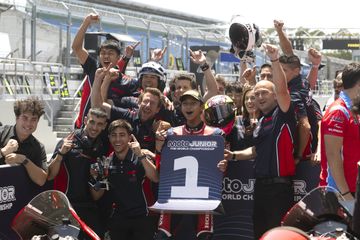 Rama dan tim merayakan kemenangan pada balapan Moto3 Junior Estoril. Tampak Joan Olive (memakai helm) selaku pemilik baru Junior Talent Team melalui firma Olive Racing Service. Olive merupakan mantan pembalap dan pernah menangani tim Marc VDS di Moto2.