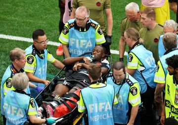 Gelandang Kanada, Ismael Kone, mendapatkan perawatan medis serius usai mengalami cedera patah kaki akibat pelanggaran keras yang dilakukan pemain Qatar, Assim Madibo.