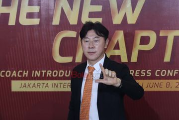 Pelatih baru Persija Jakarta, Shin Tae-yong, saat diperkenalkan di Jakarta International Stadium (JIS), Jakarta Utara, 8 Juni 2026.