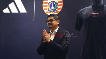 Manajer Persija Jakarta, Bambang Pamungkas, sedang memberikan keterangan kepada awak media di Adidas Brand Center Grand Indonesia, Jakarta, Senin (22/7/2026).